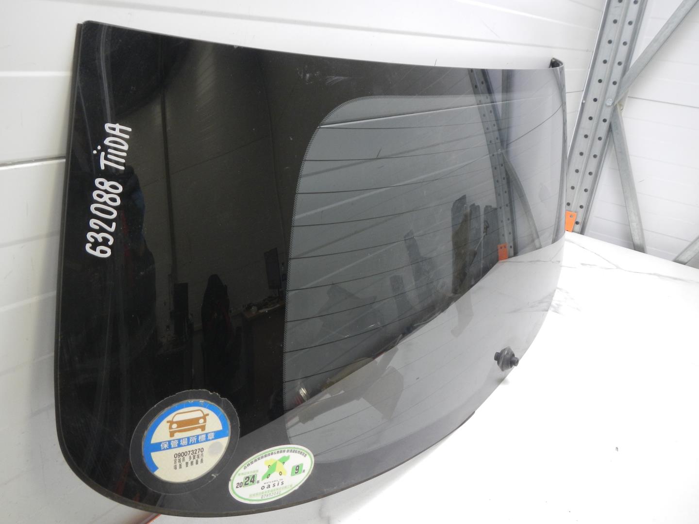 Стекло двери багажника