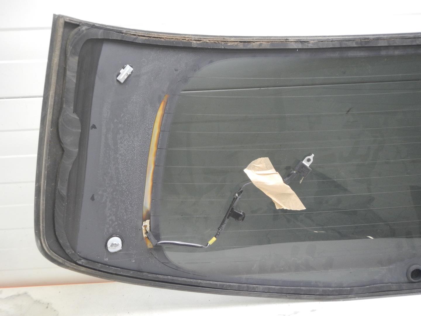 Стекло двери багажника