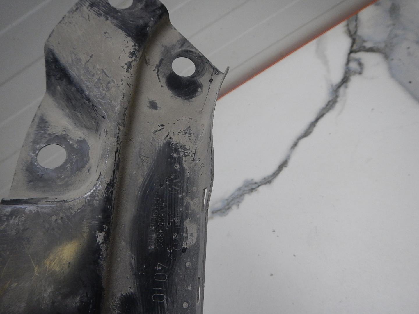 Кронштейн фар правый