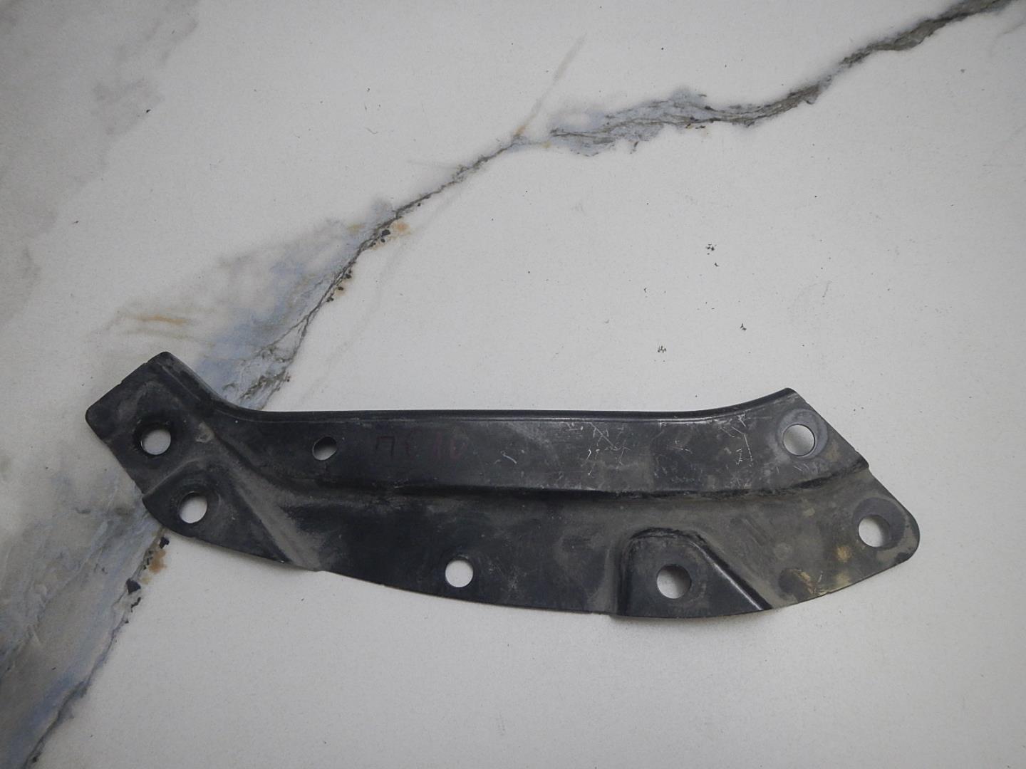 Кронштейн фар правый