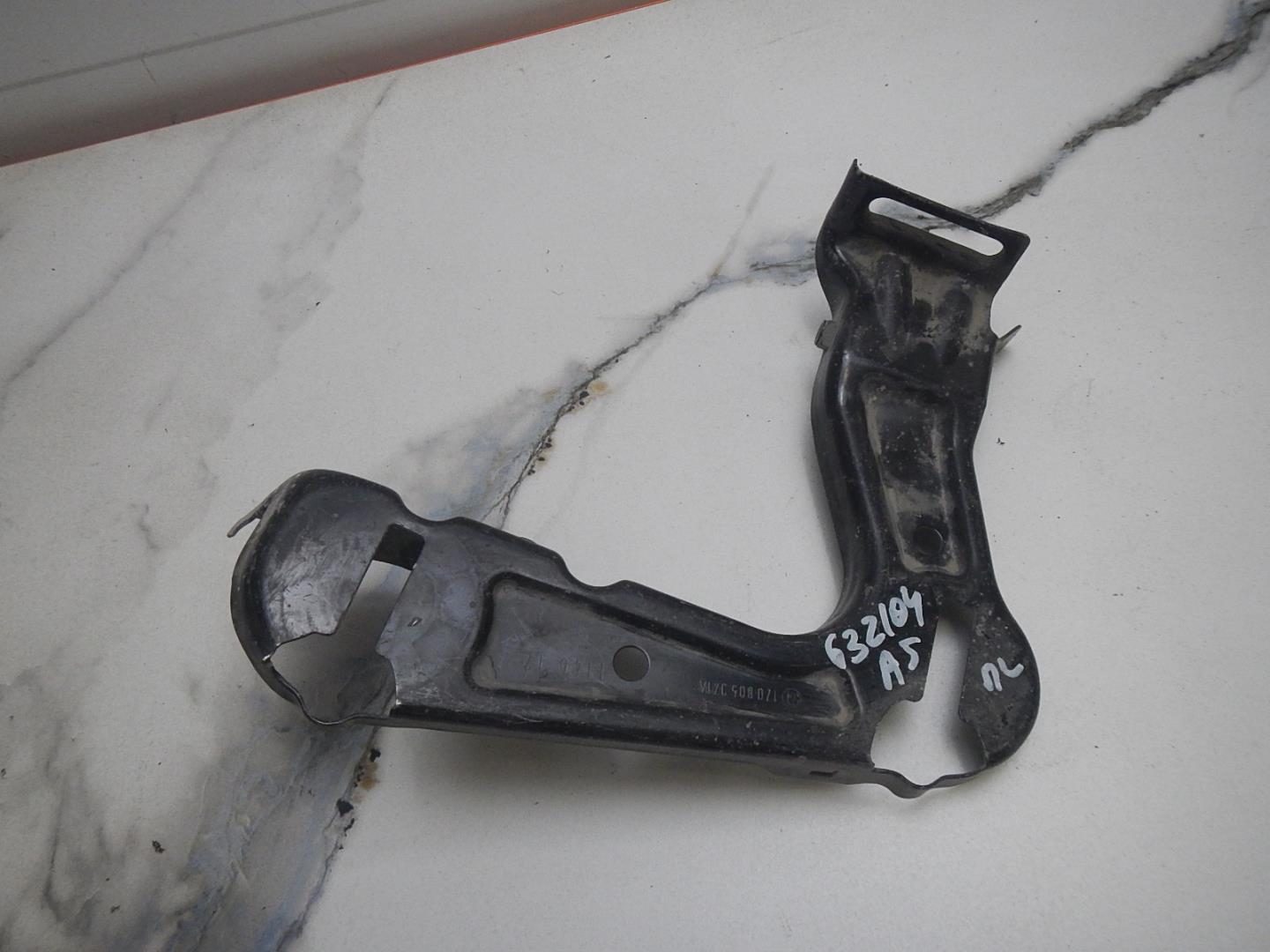 Кронштейн фар левый