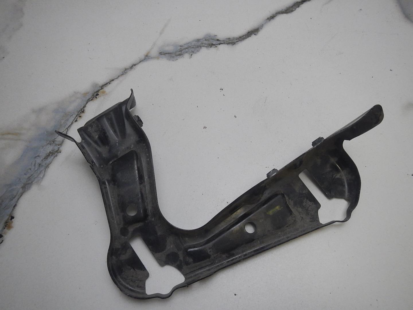 Кронштейн фар левый