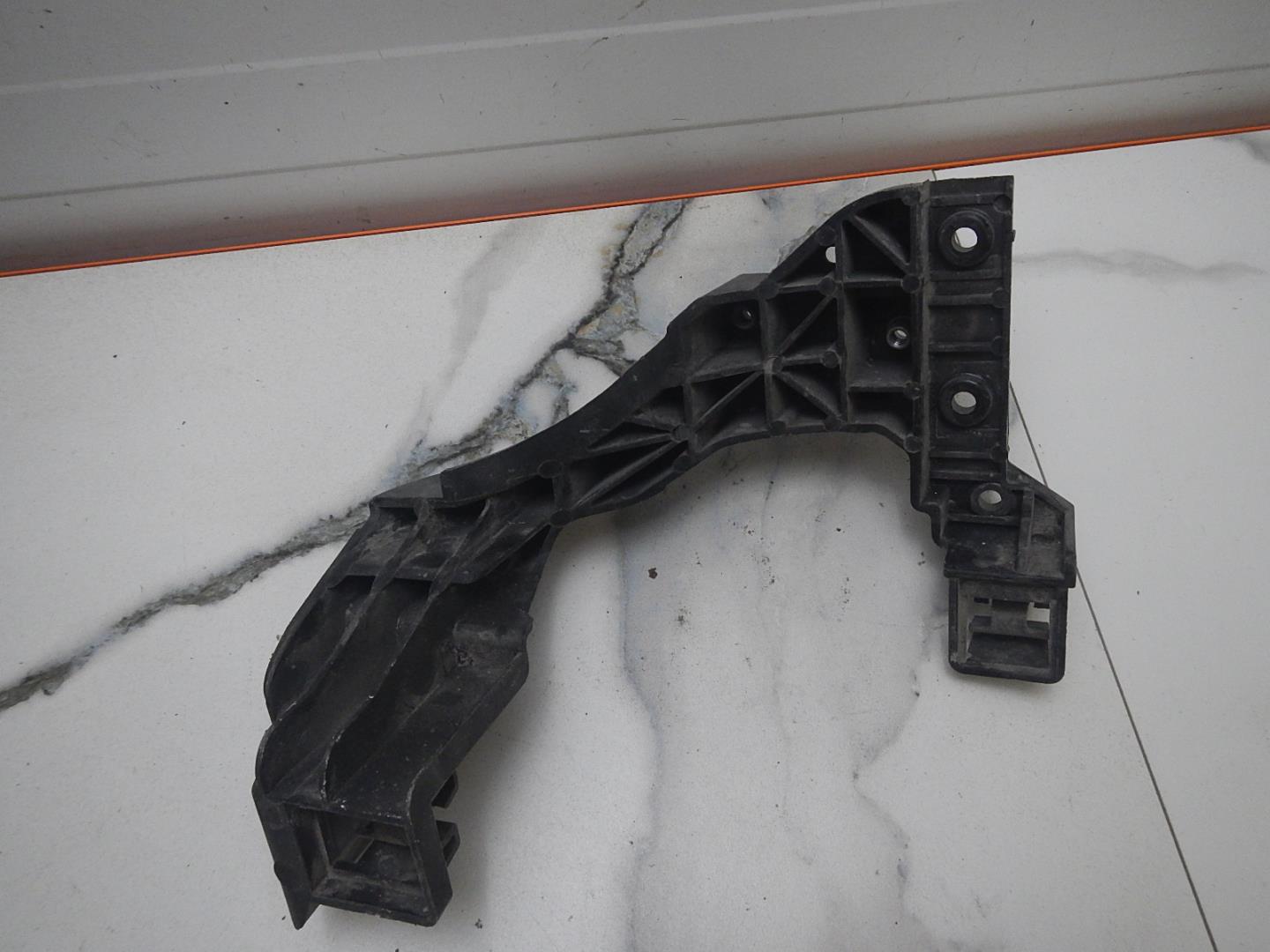 Кронштейн фар правый