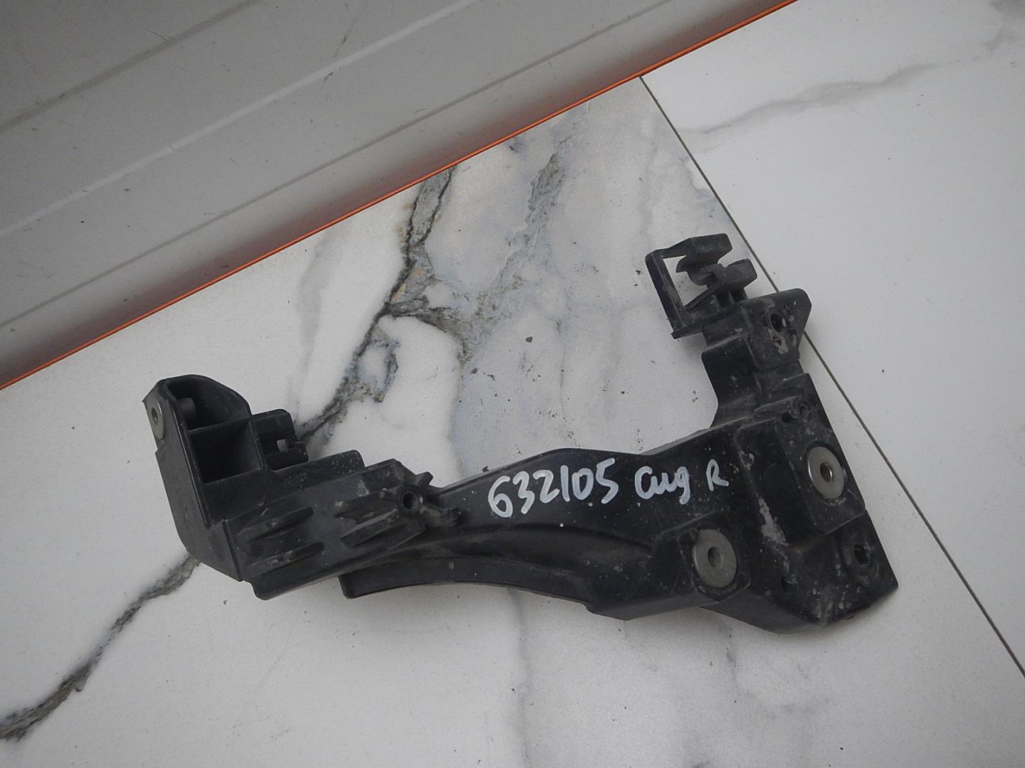 Кронштейн фар правый