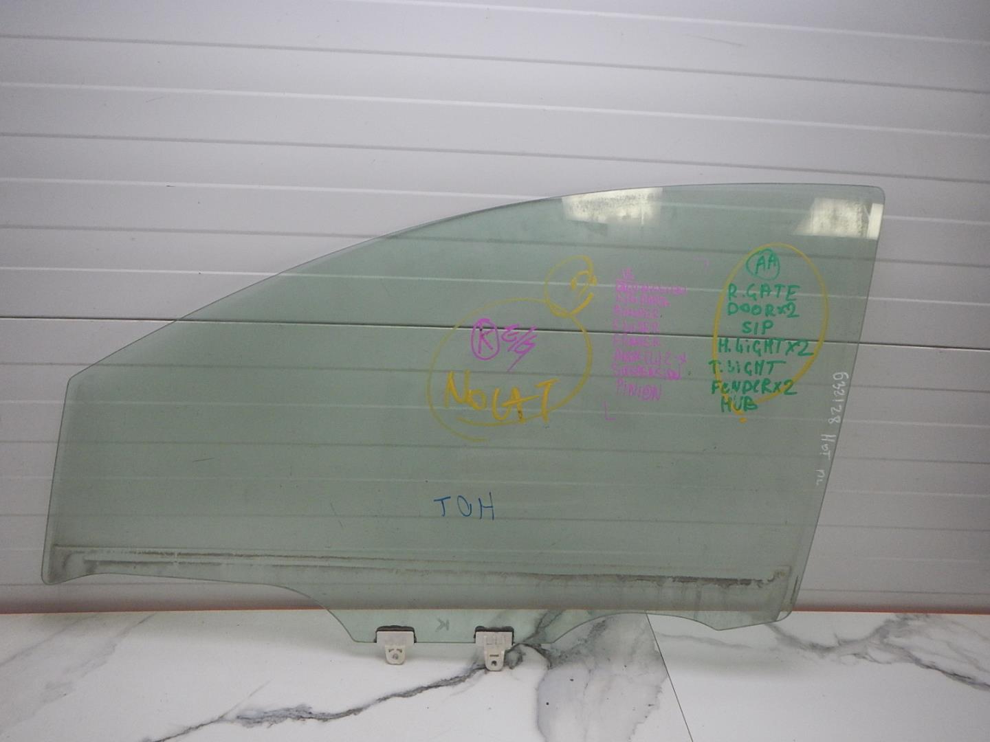 Стекло двери передней левой