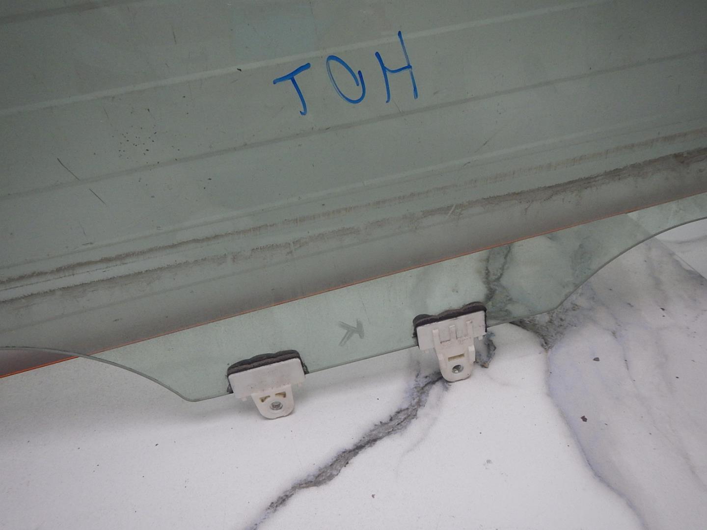 Стекло двери передней левой