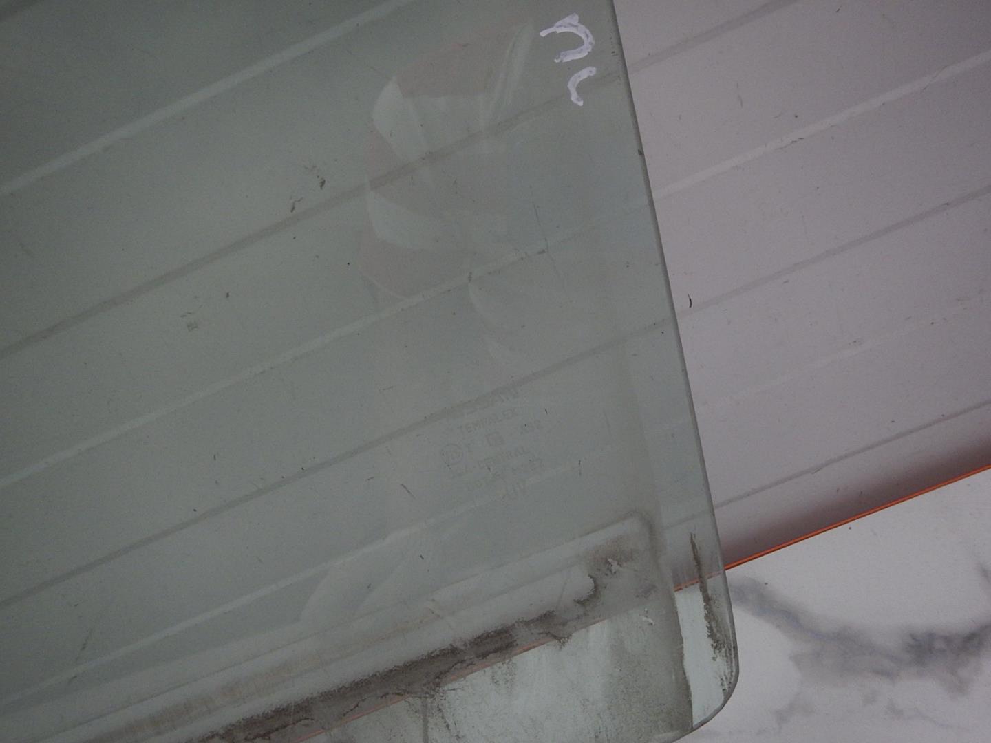 Стекло двери передней левой