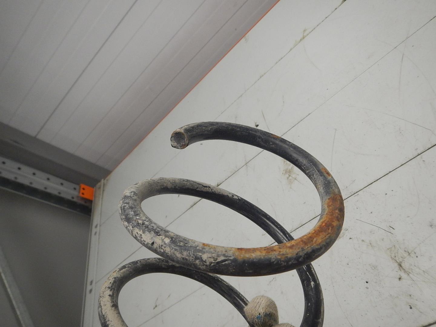 Пружина передняя