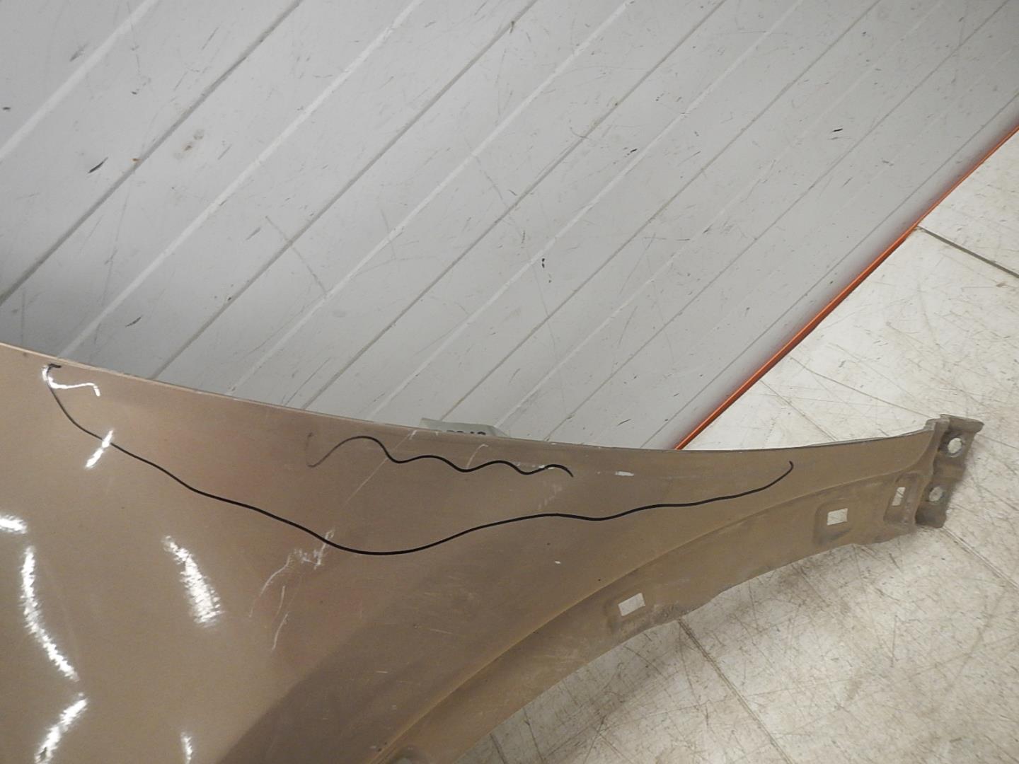 Крыло переднее левое