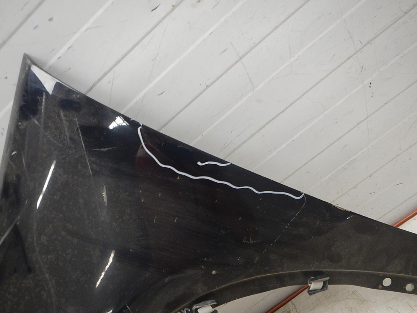 Крыло переднее левое