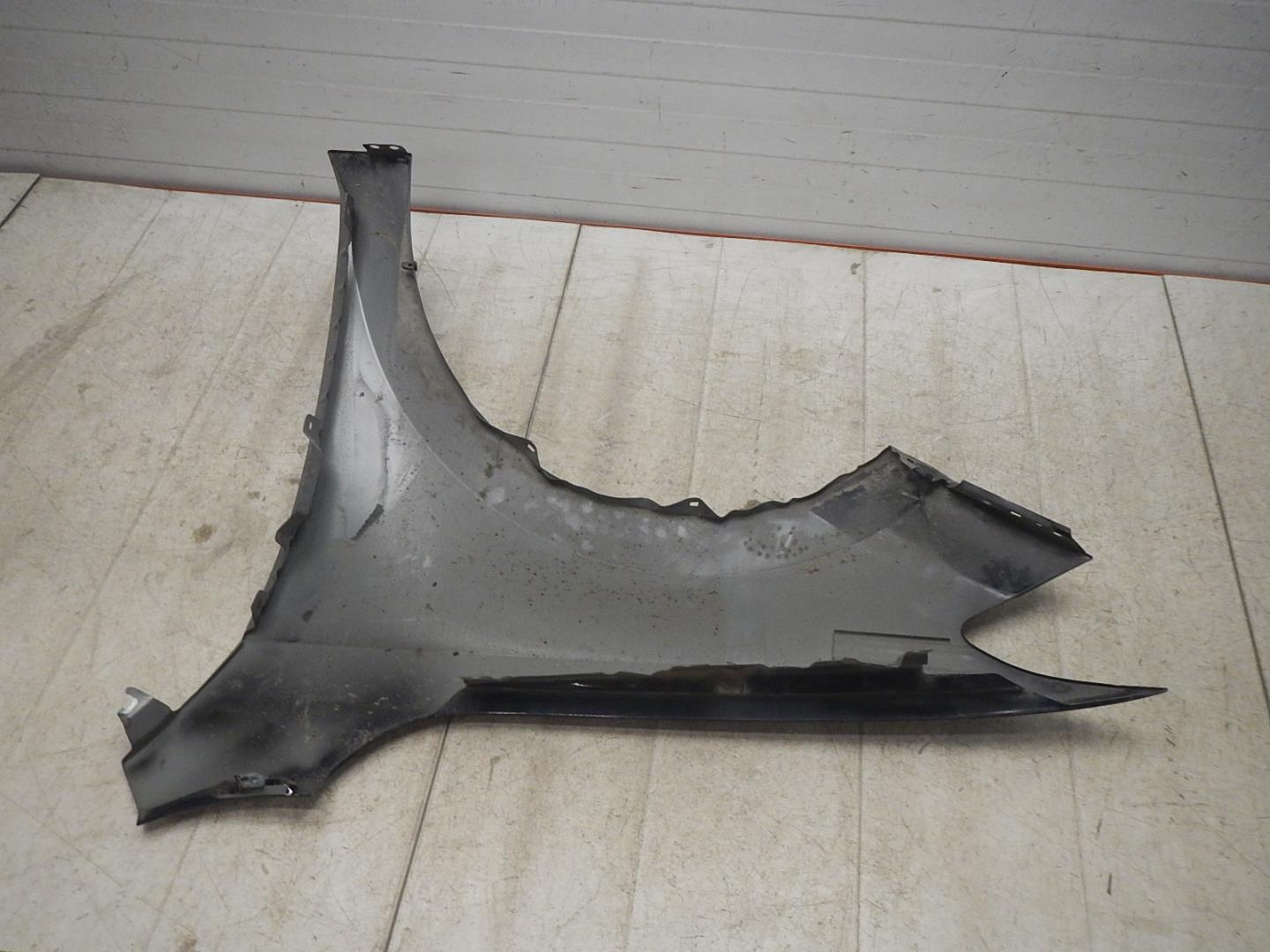 Крыло переднее правое