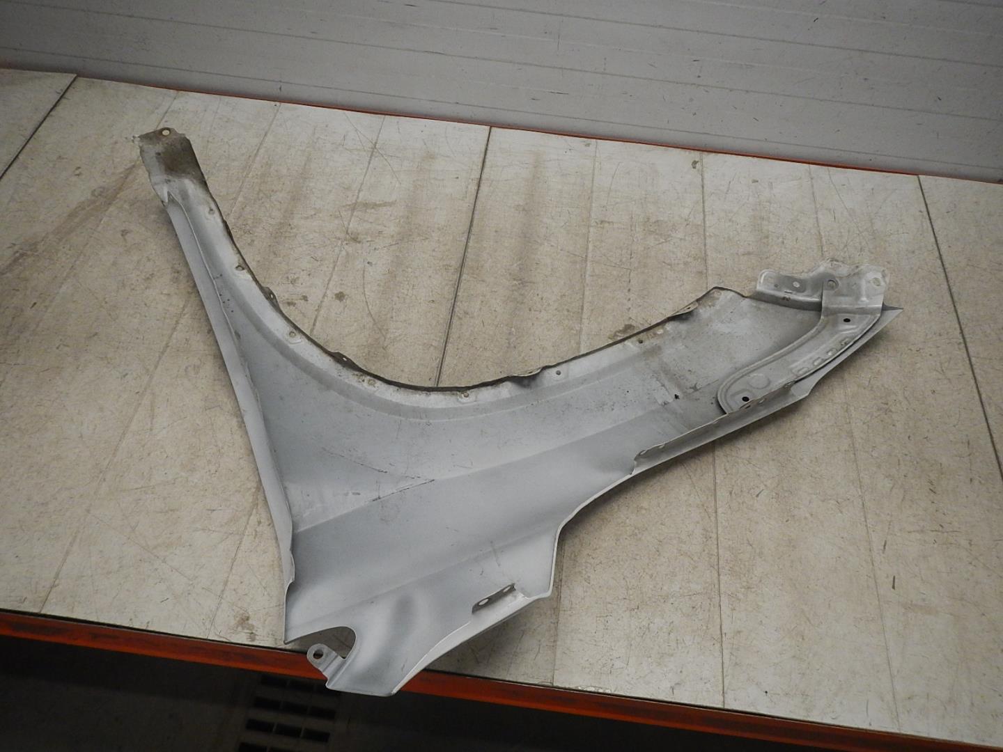 Крыло переднее правое