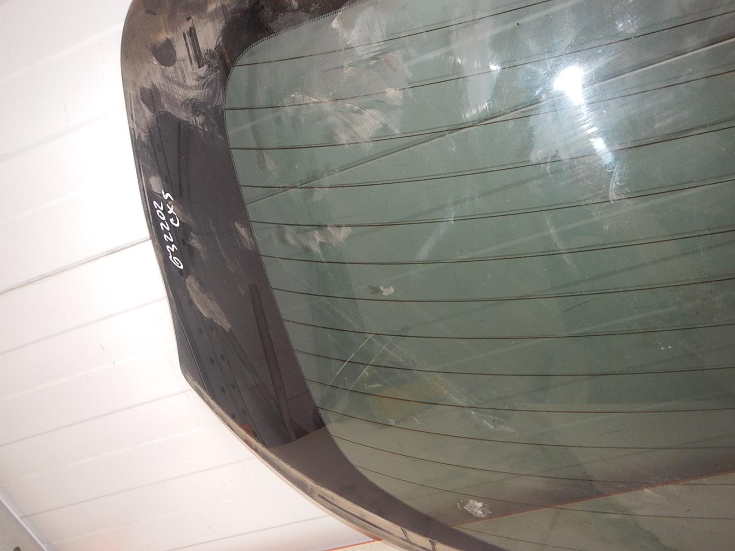 Стекло двери багажника