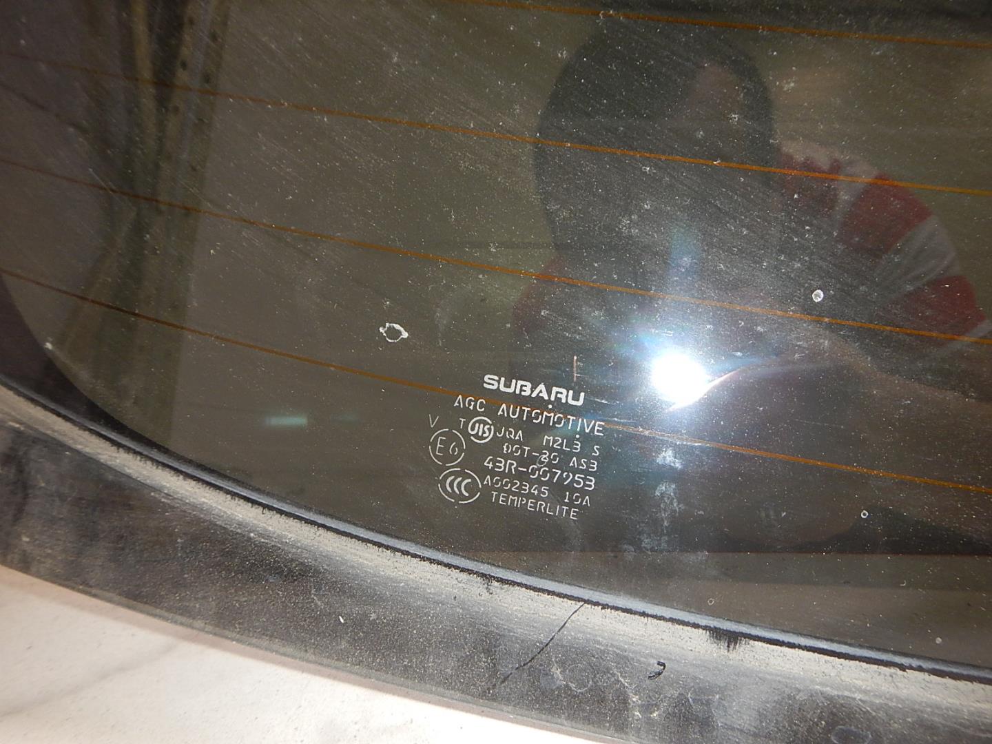 Стекло двери багажника