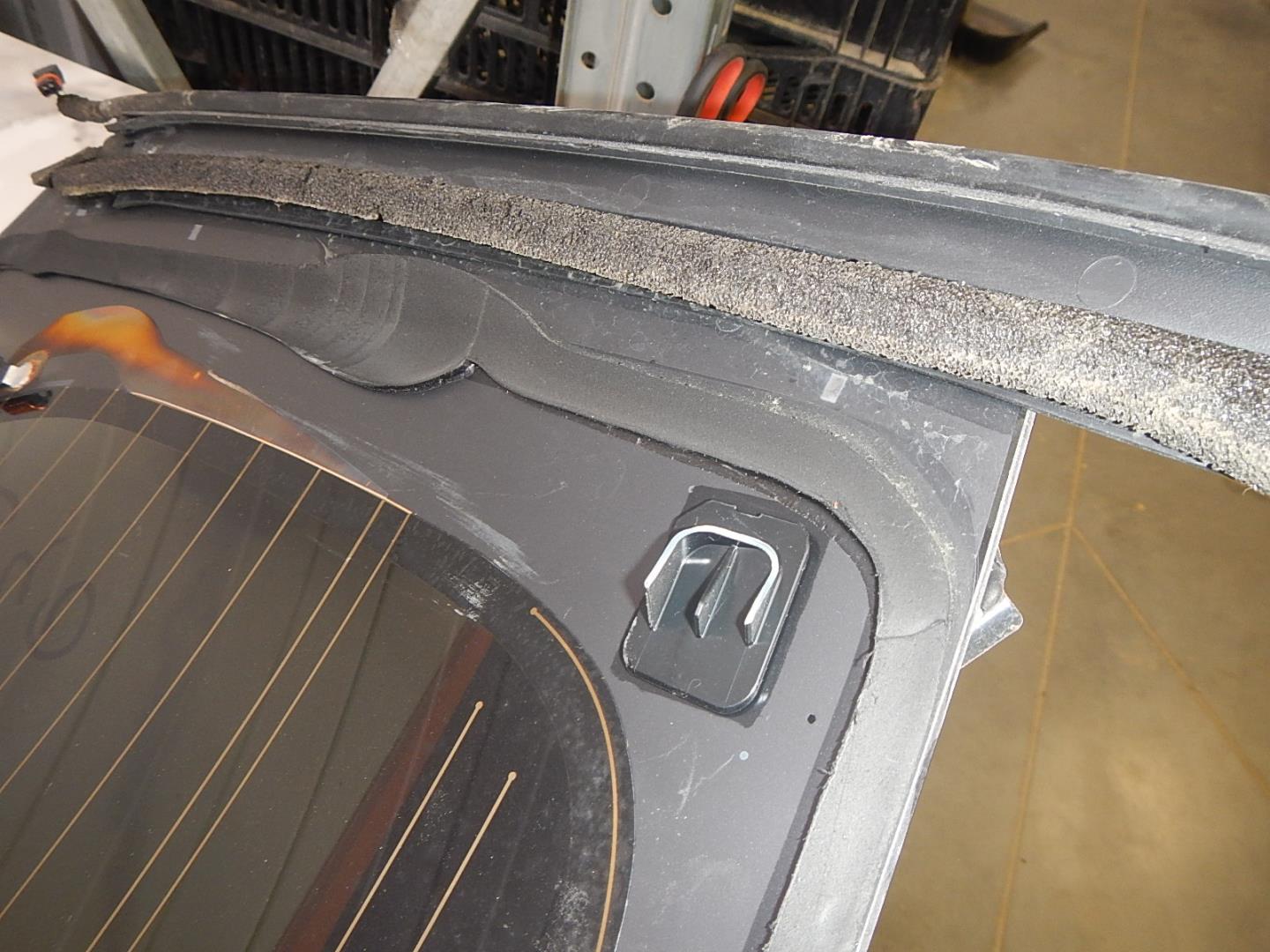 Стекло двери багажника