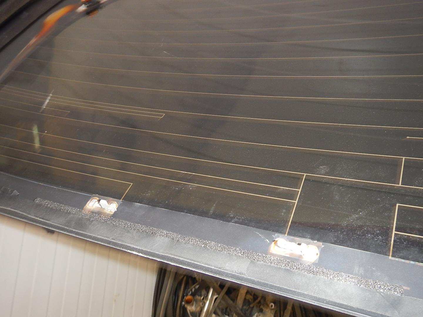 Стекло двери багажника