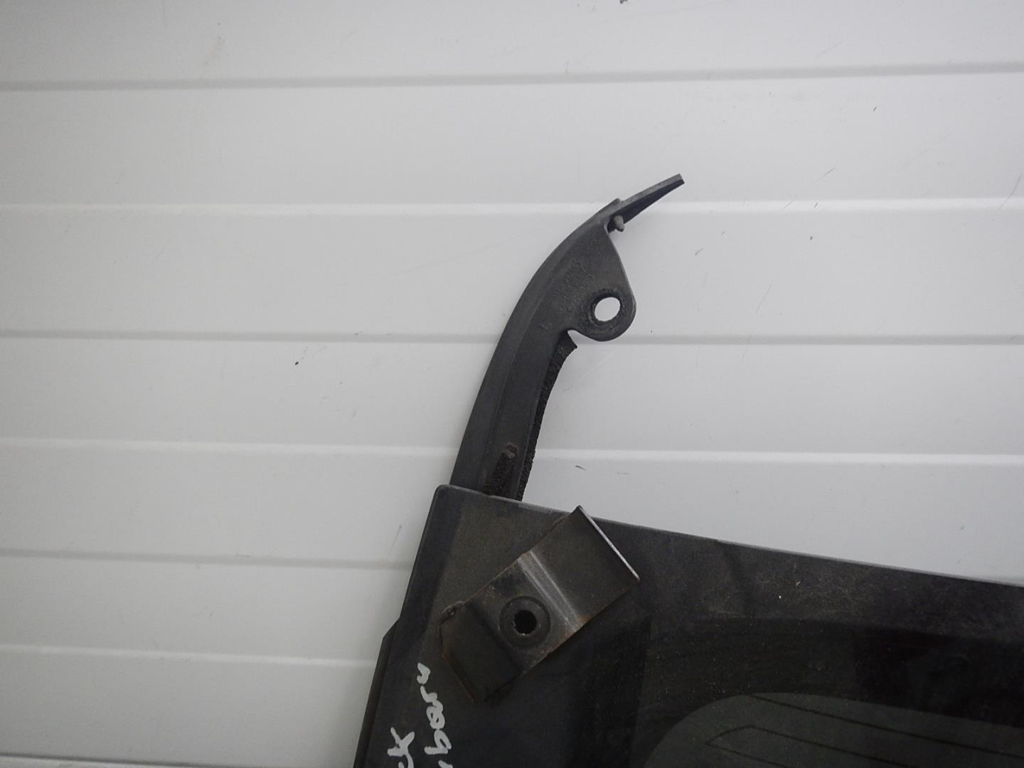 Стекло двери багажника