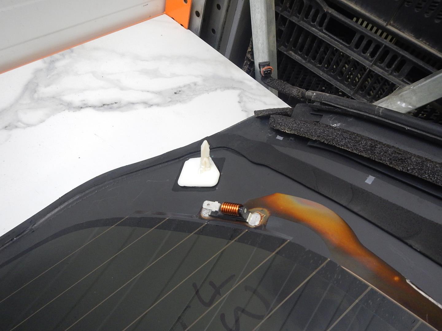 Стекло двери багажника