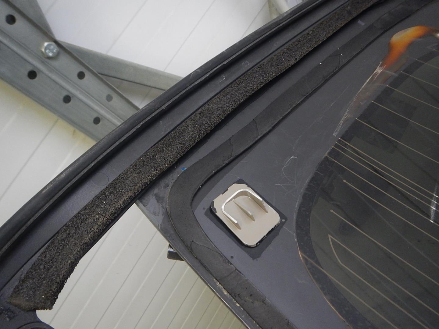 Стекло двери багажника