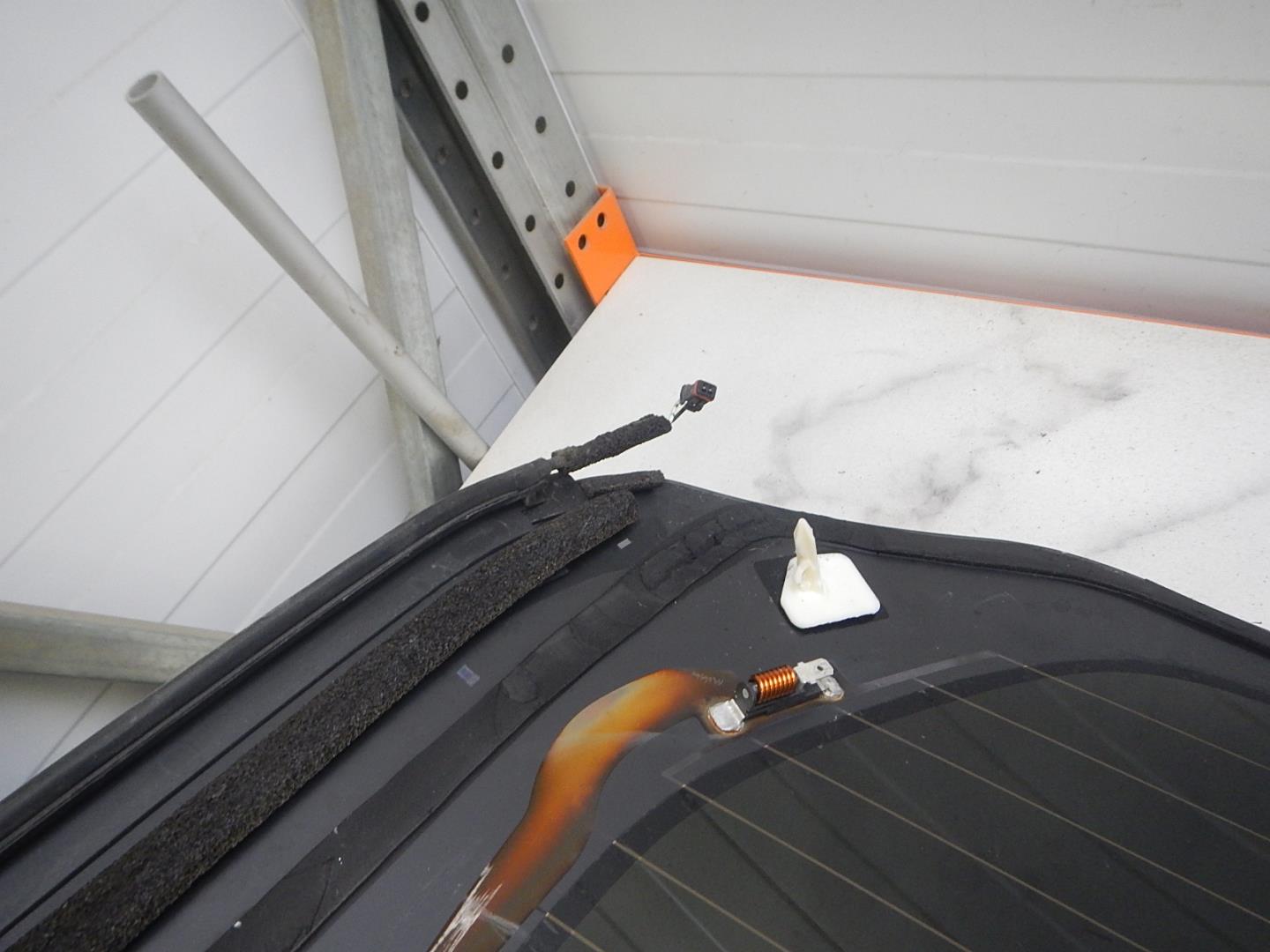 Стекло двери багажника