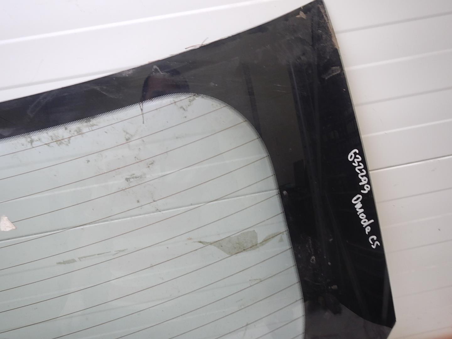 Стекло двери багажника