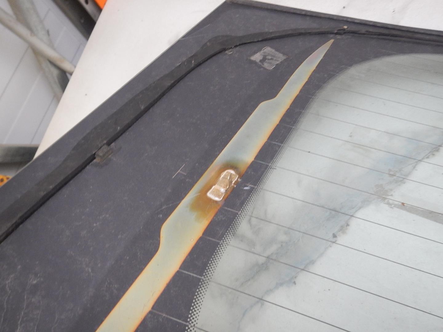 Стекло двери багажника