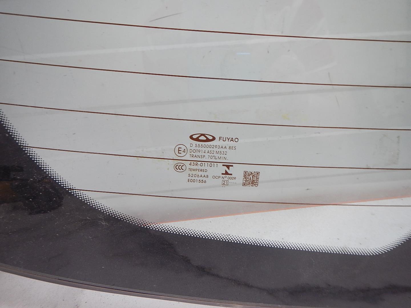 Стекло двери багажника