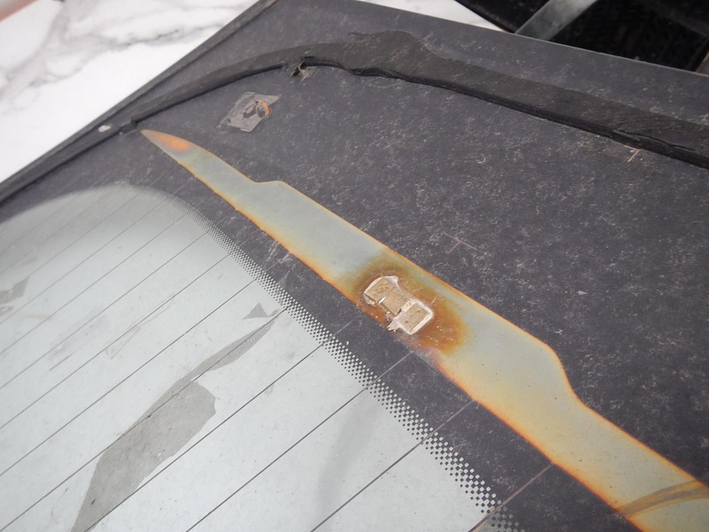 Стекло двери багажника