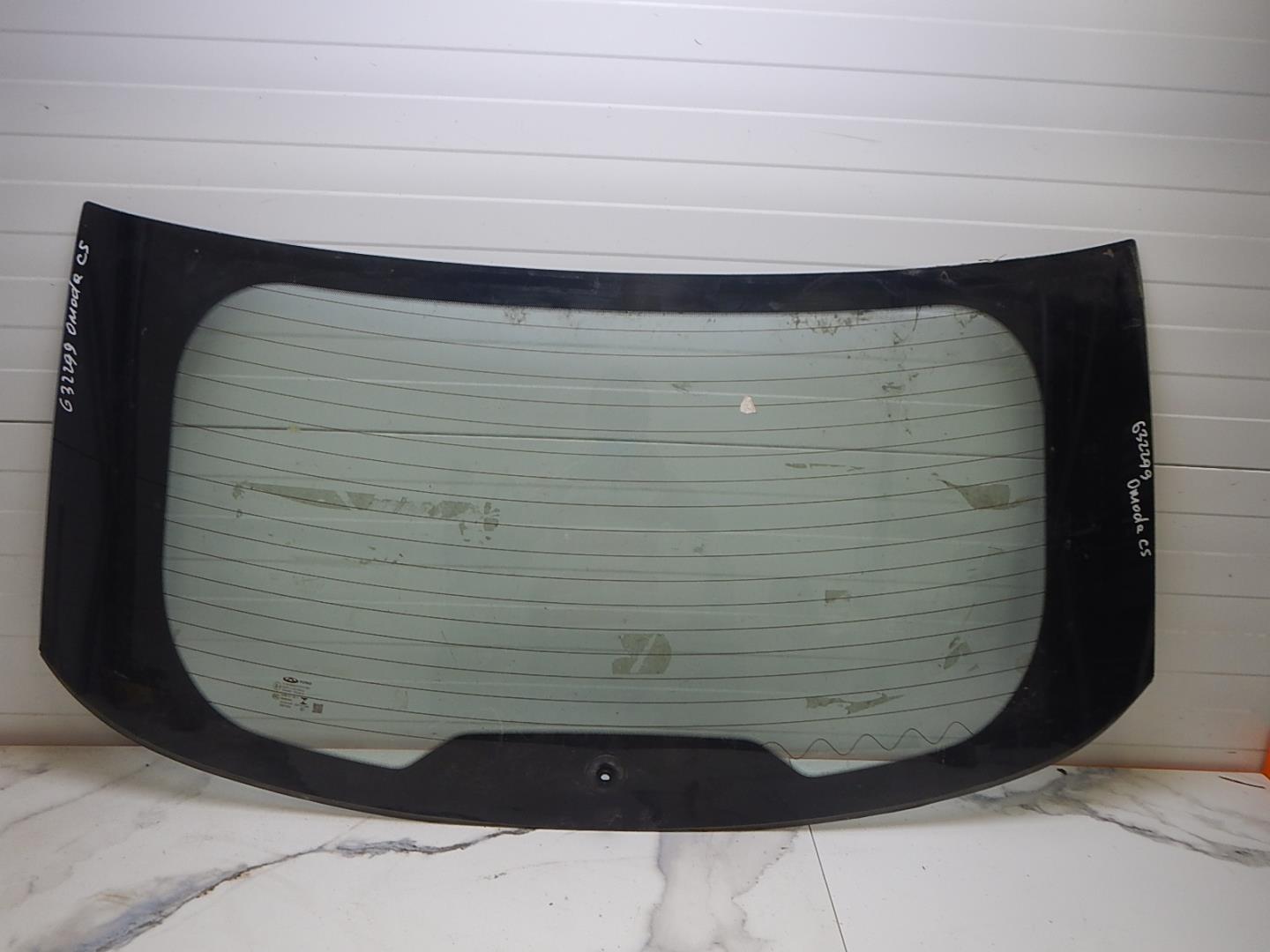 Стекло двери багажника