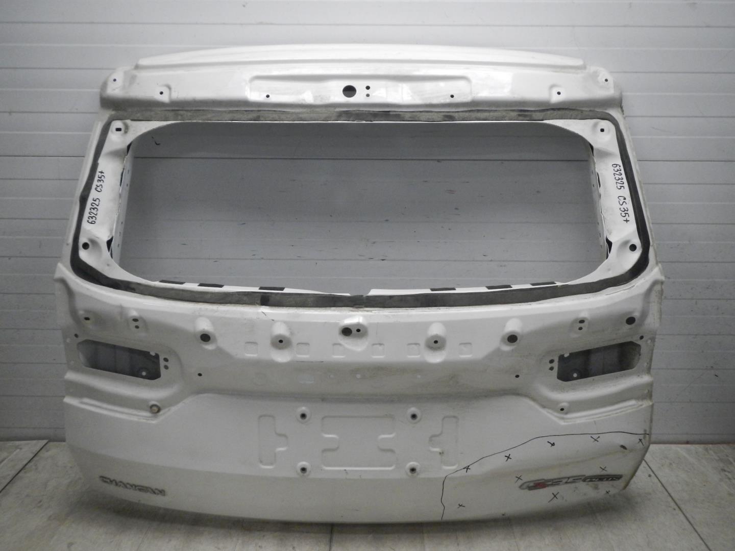 Дверь багажника