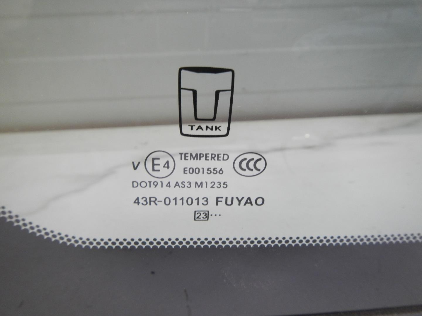 Стекло кузовное глухое левое