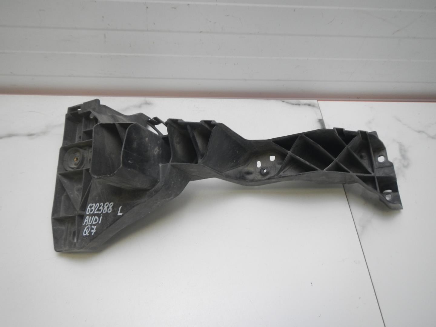 Кронштейн фар левый