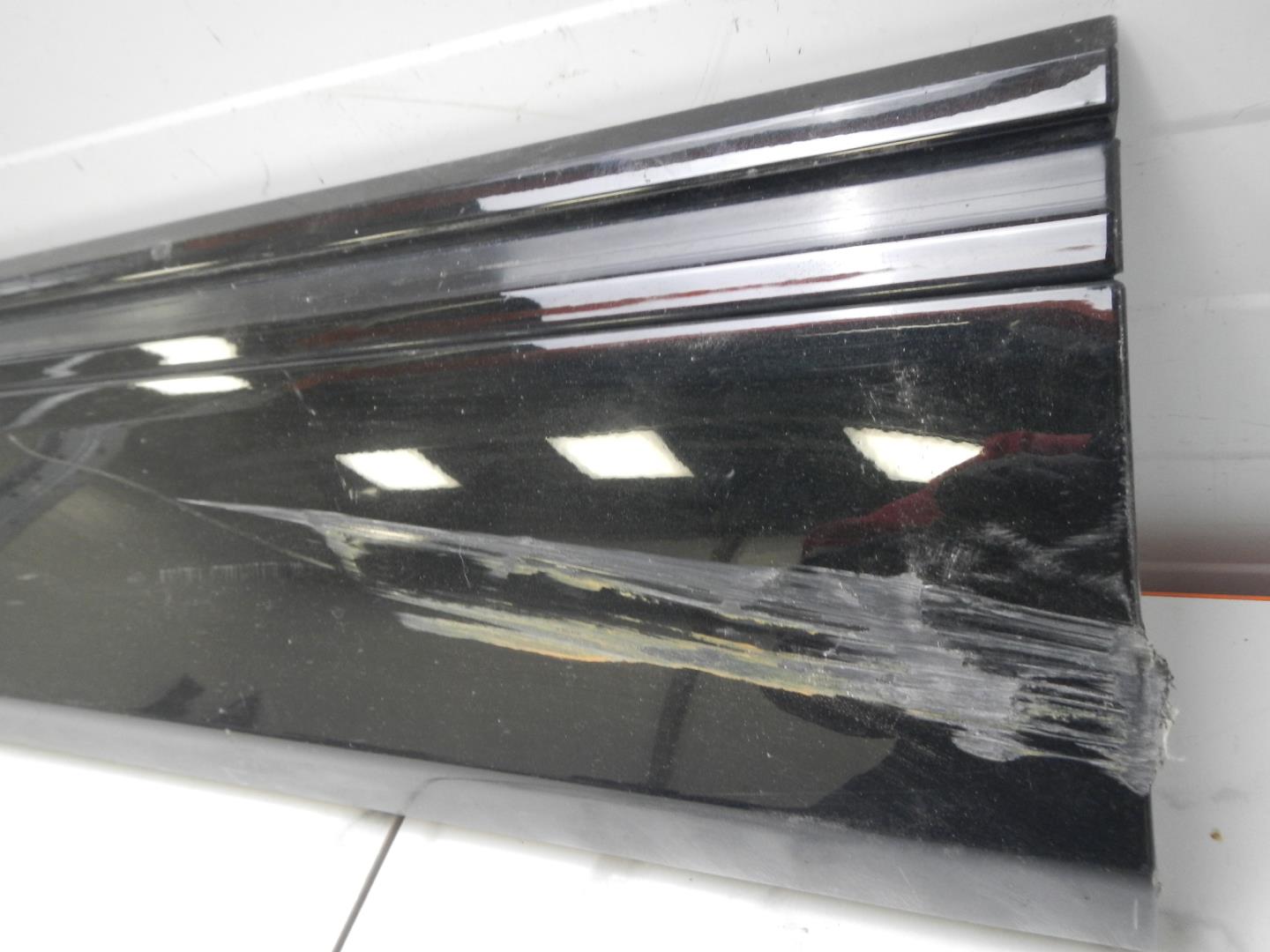 Молдинг передней левой двери