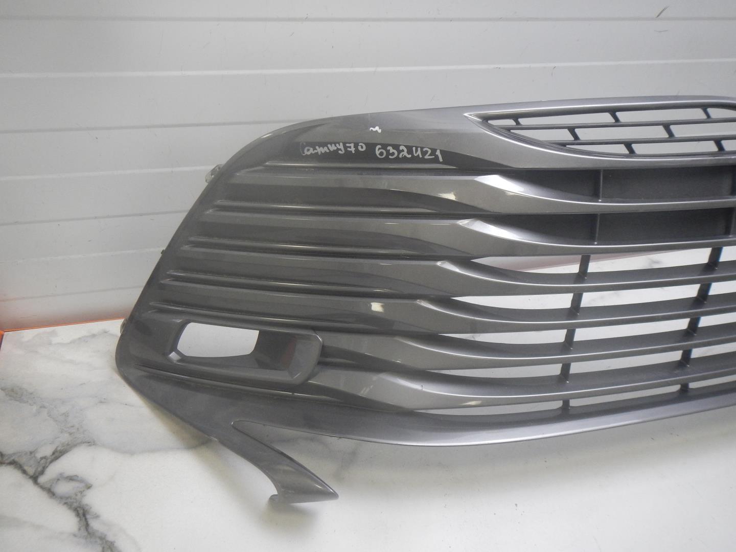 Решетка в бампер центральная