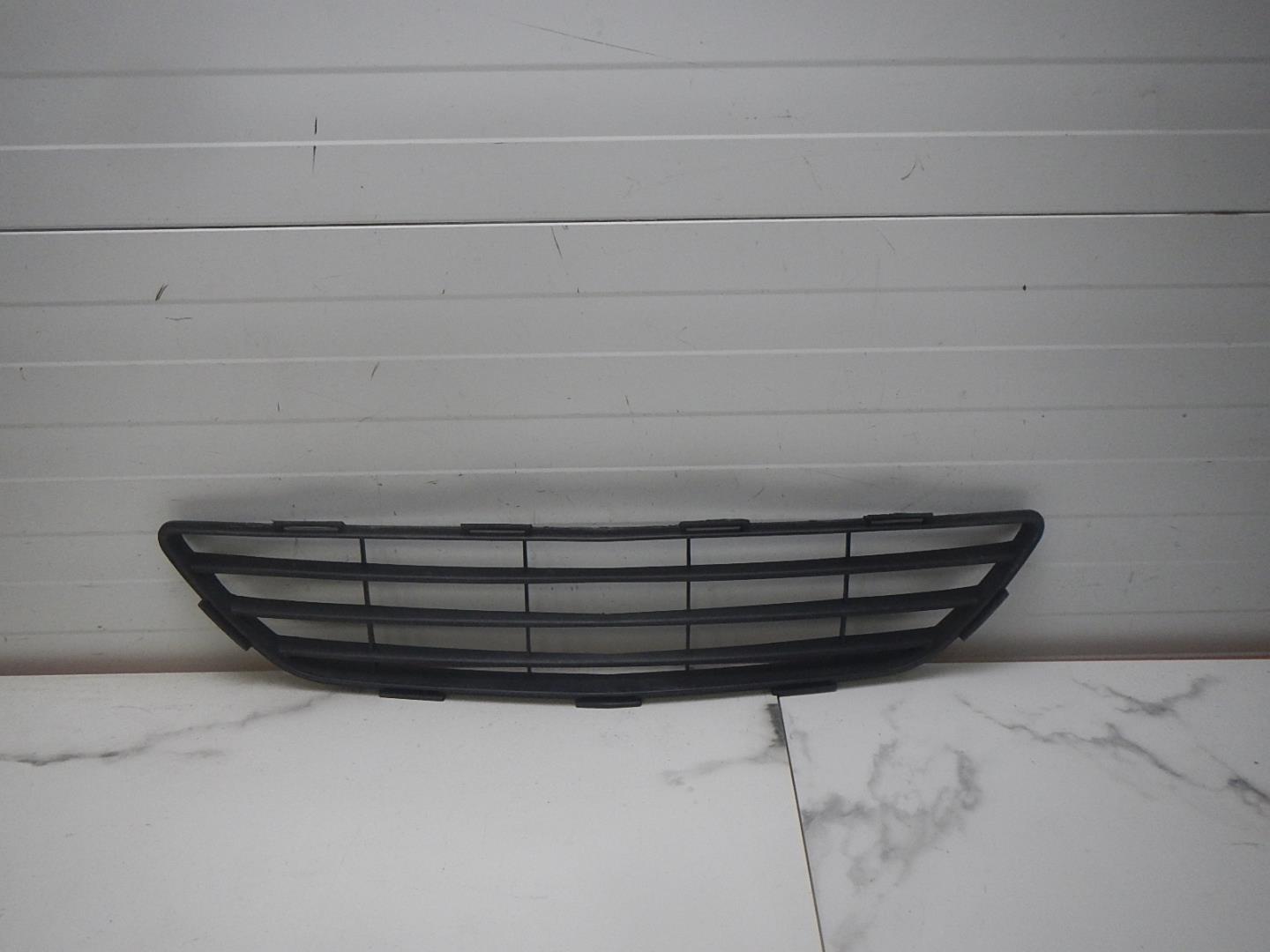 Решетка в бампер центральная