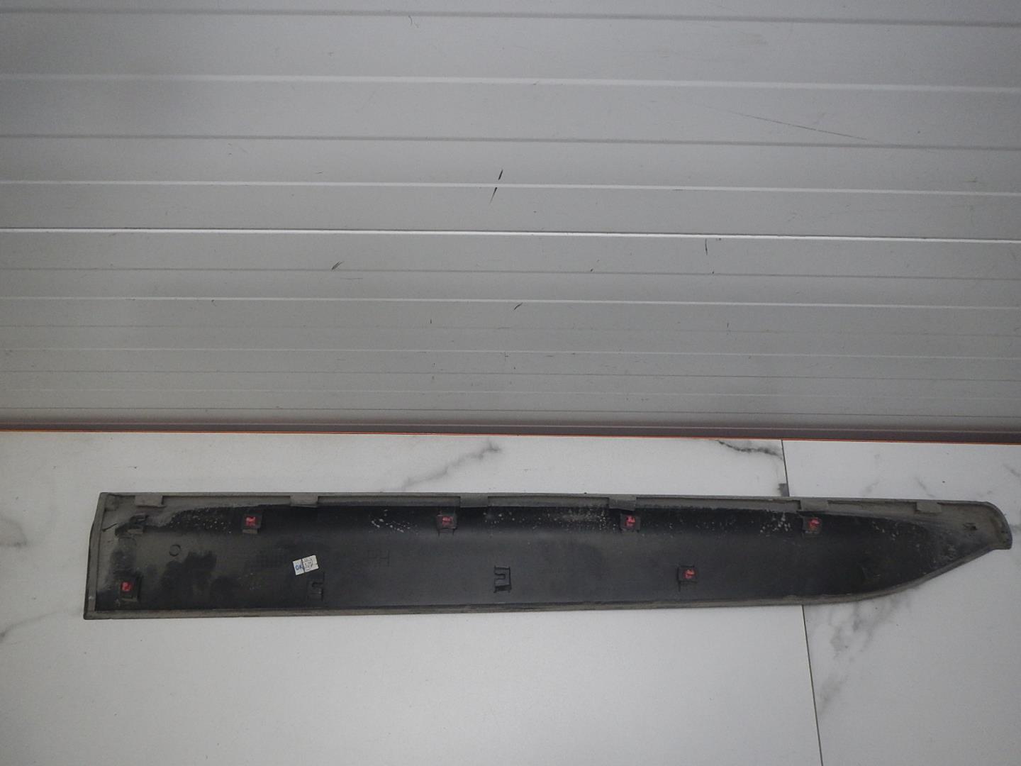 Молдинг передней правой двери