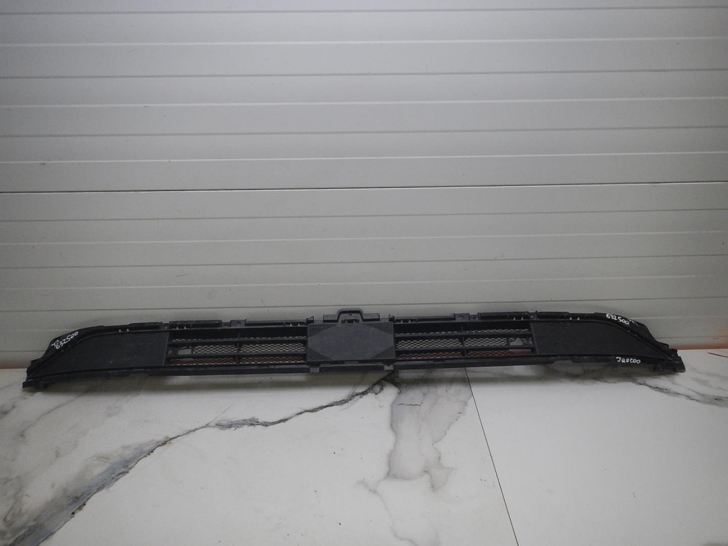 Решетка в бампер центральная