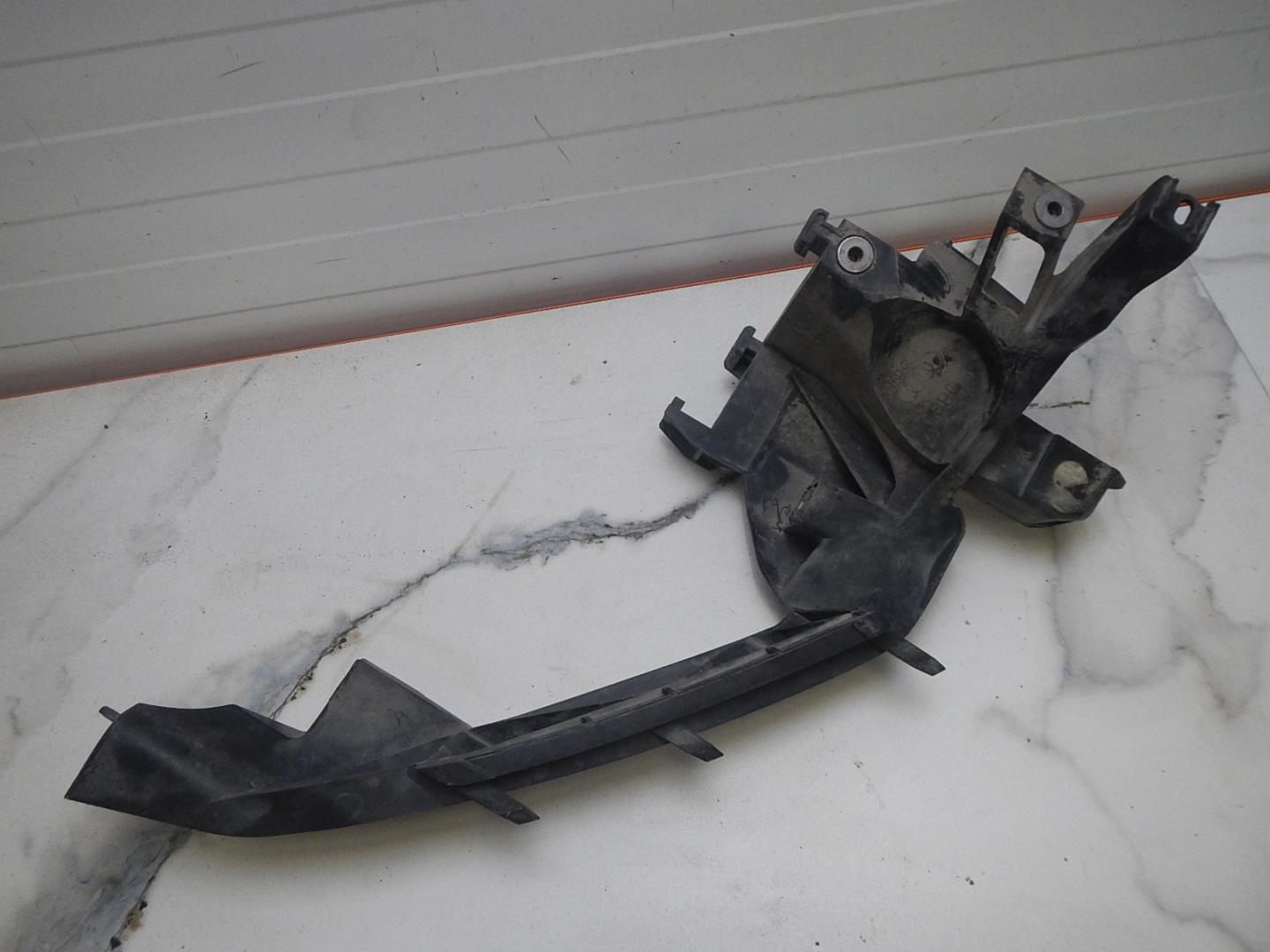 Кронштейн фар правый