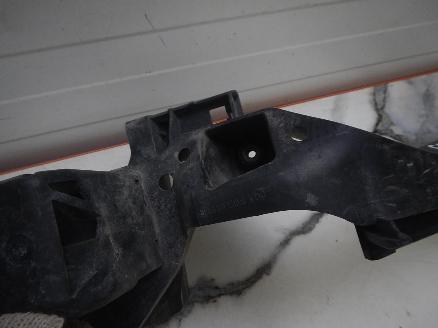 Кронштейн фар правый