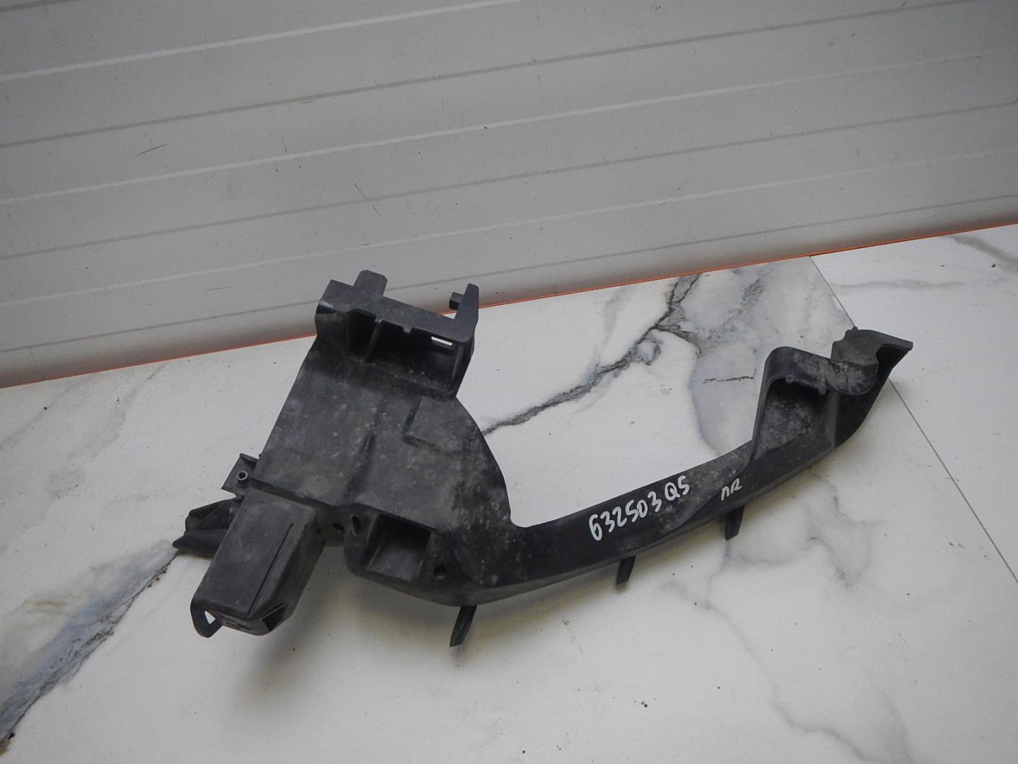 Кронштейн фар правый