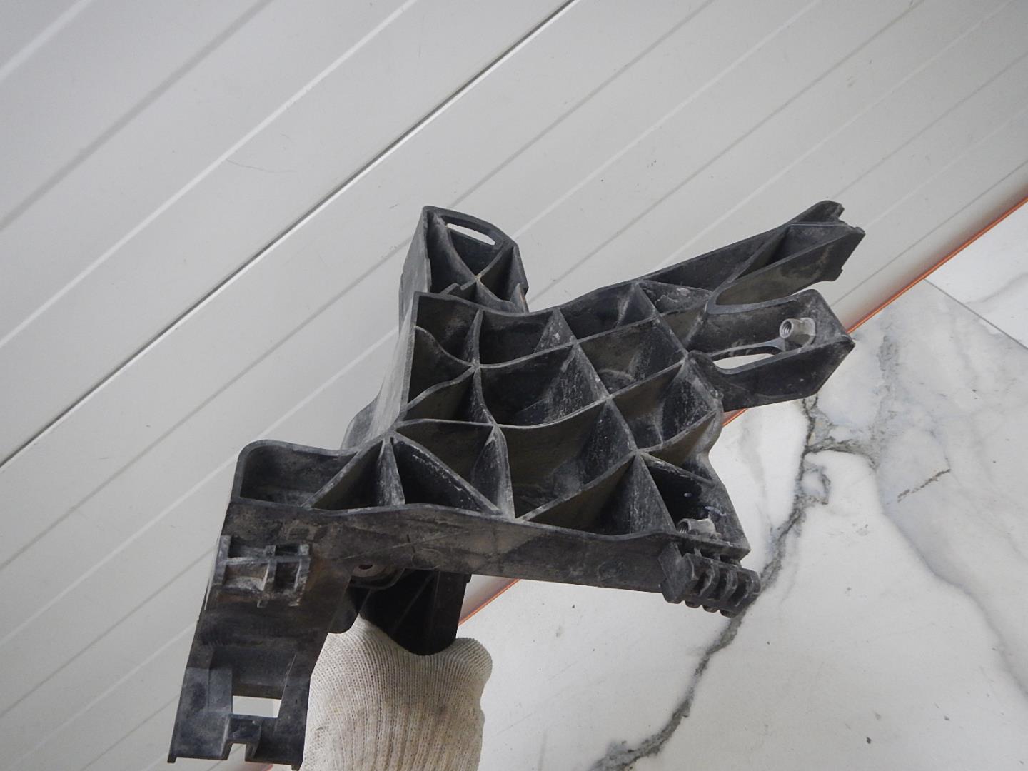 Кронштейн фар правый