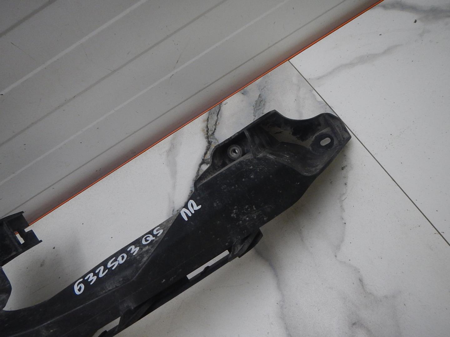 Кронштейн фар правый