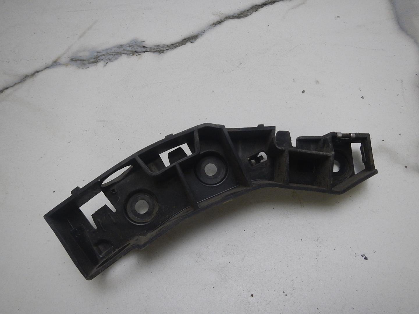 Кронштейн переднего бампера левый