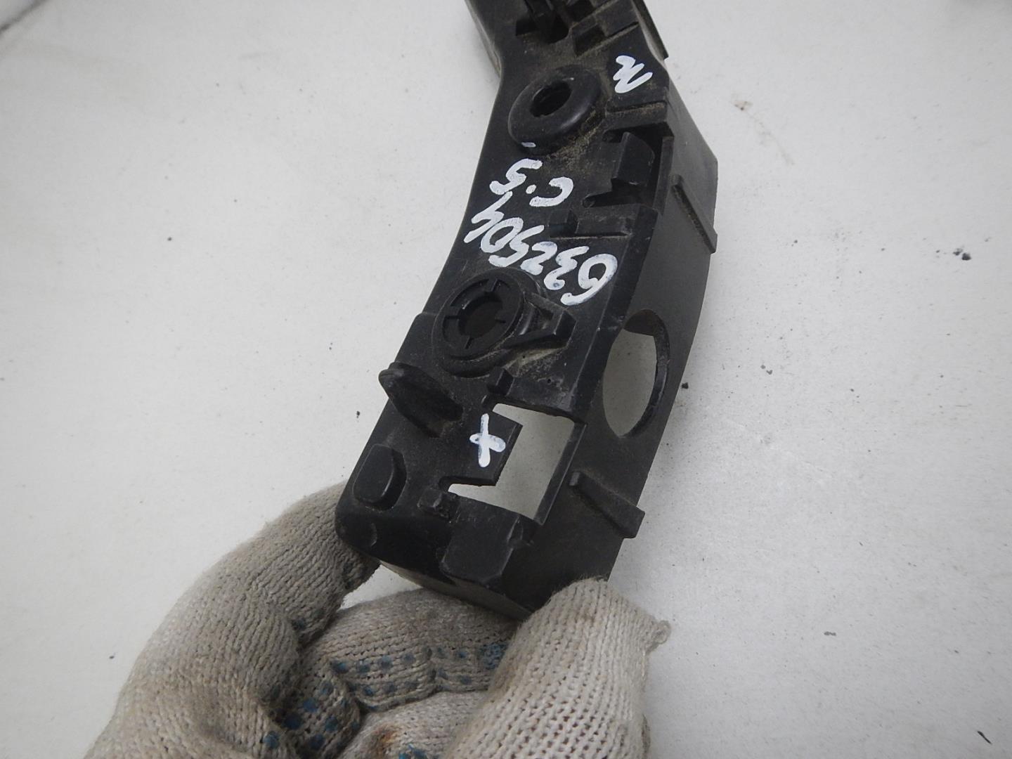 Кронштейн переднего бампера левый