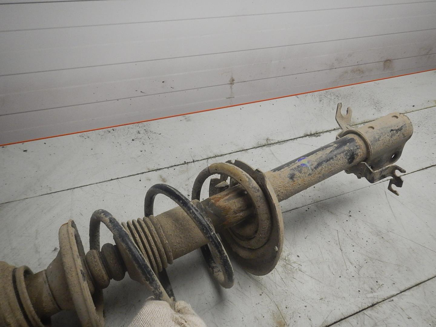 Амортизатор передний левый