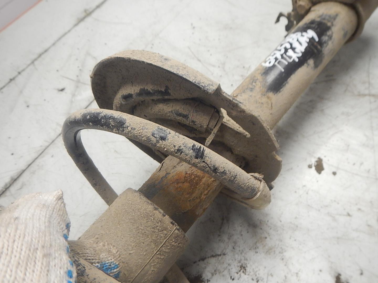 Амортизатор передний левый