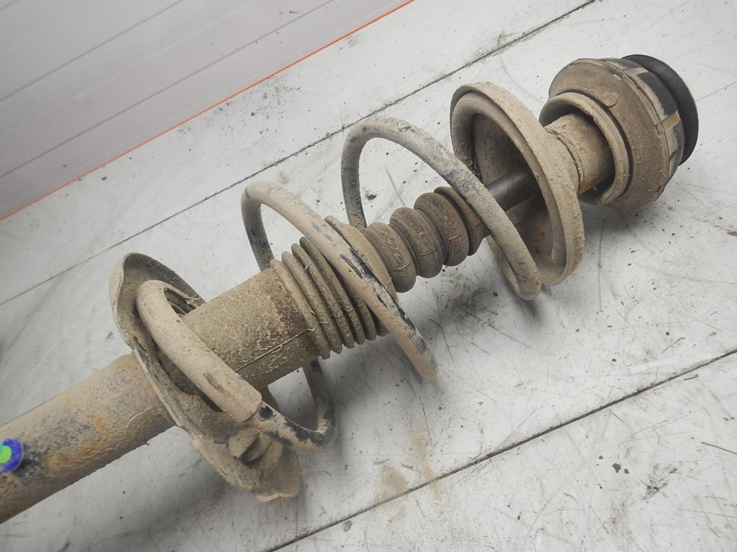 Амортизатор передний правый