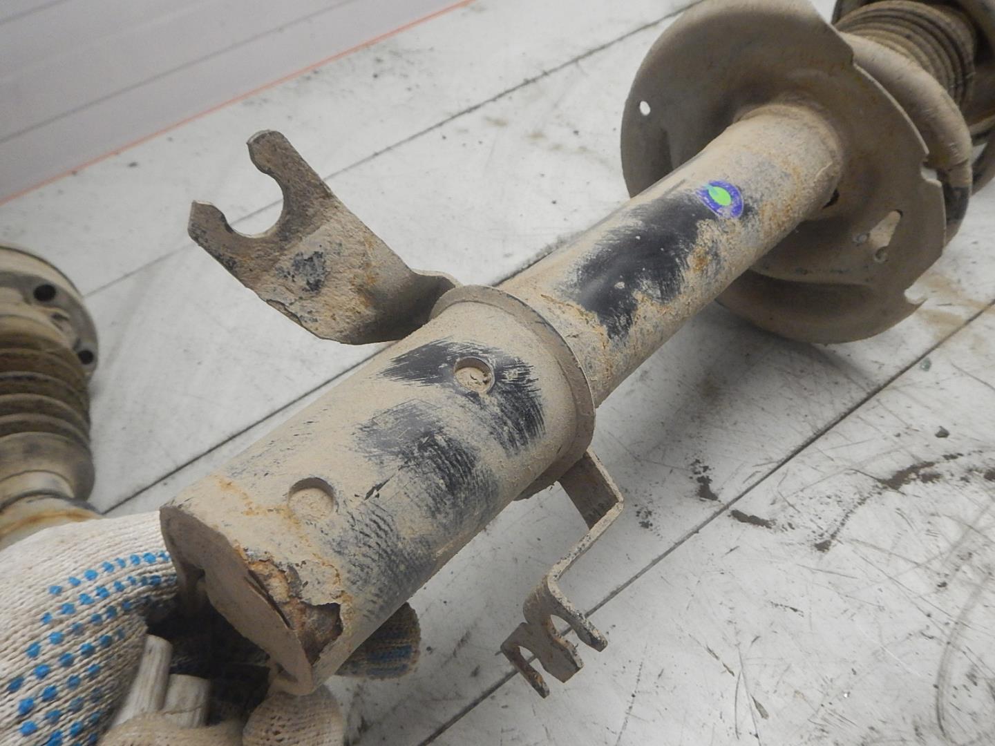 Амортизатор передний правый