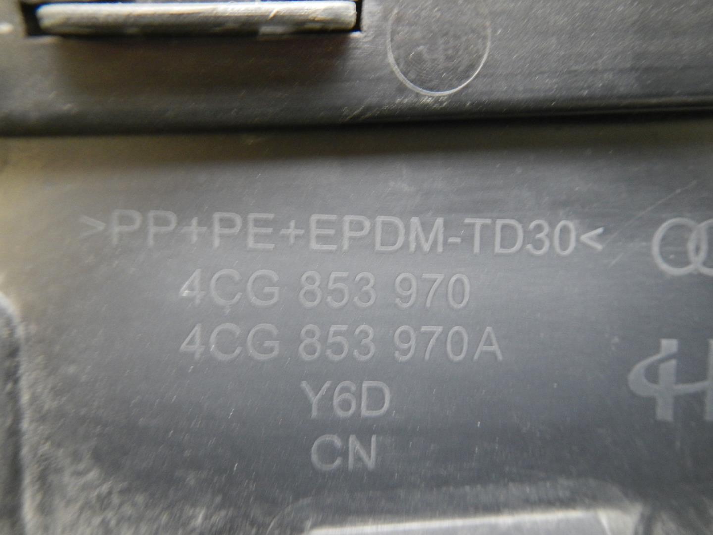 Молдинг задней правой двери