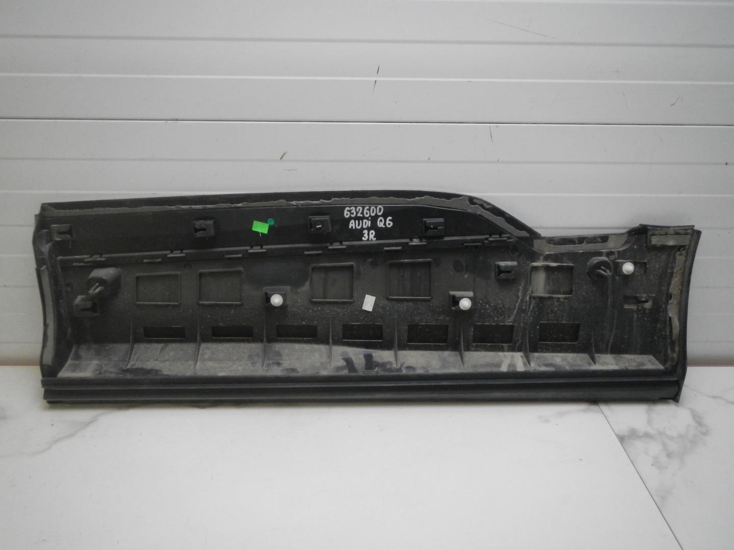 Молдинг задней правой двери